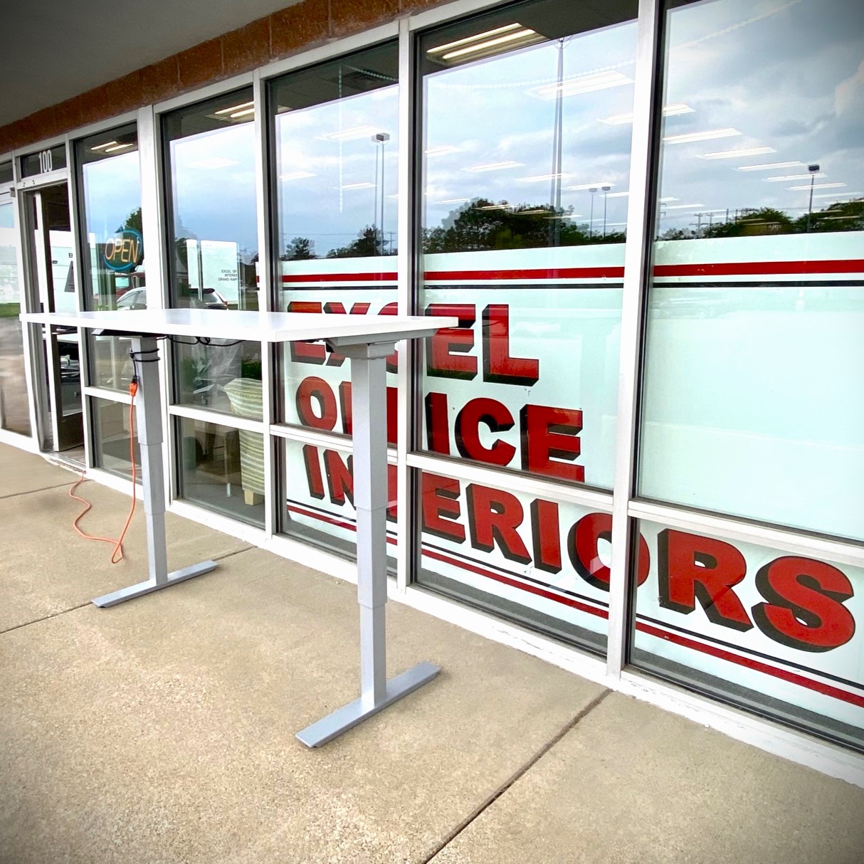 HAWORTH HEIGHT ADJUSTABLE TABLE WITH ELECTRIC BASE, 29x70 - Image 4