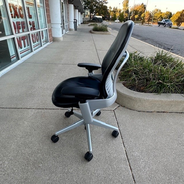 STEELCASE LEATHER LEAP V-2 TASK CHAIR - Image 7