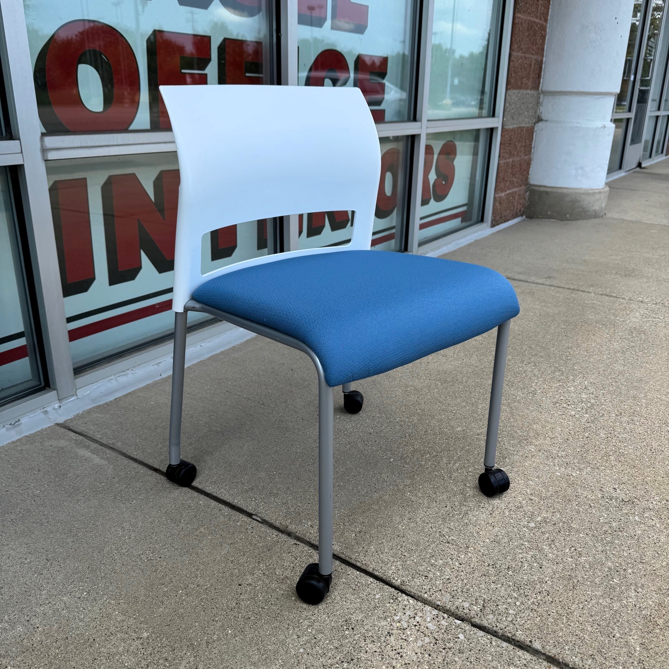 Used Sky Blue Steelcase Move Series Collaborative Chair - Image 3