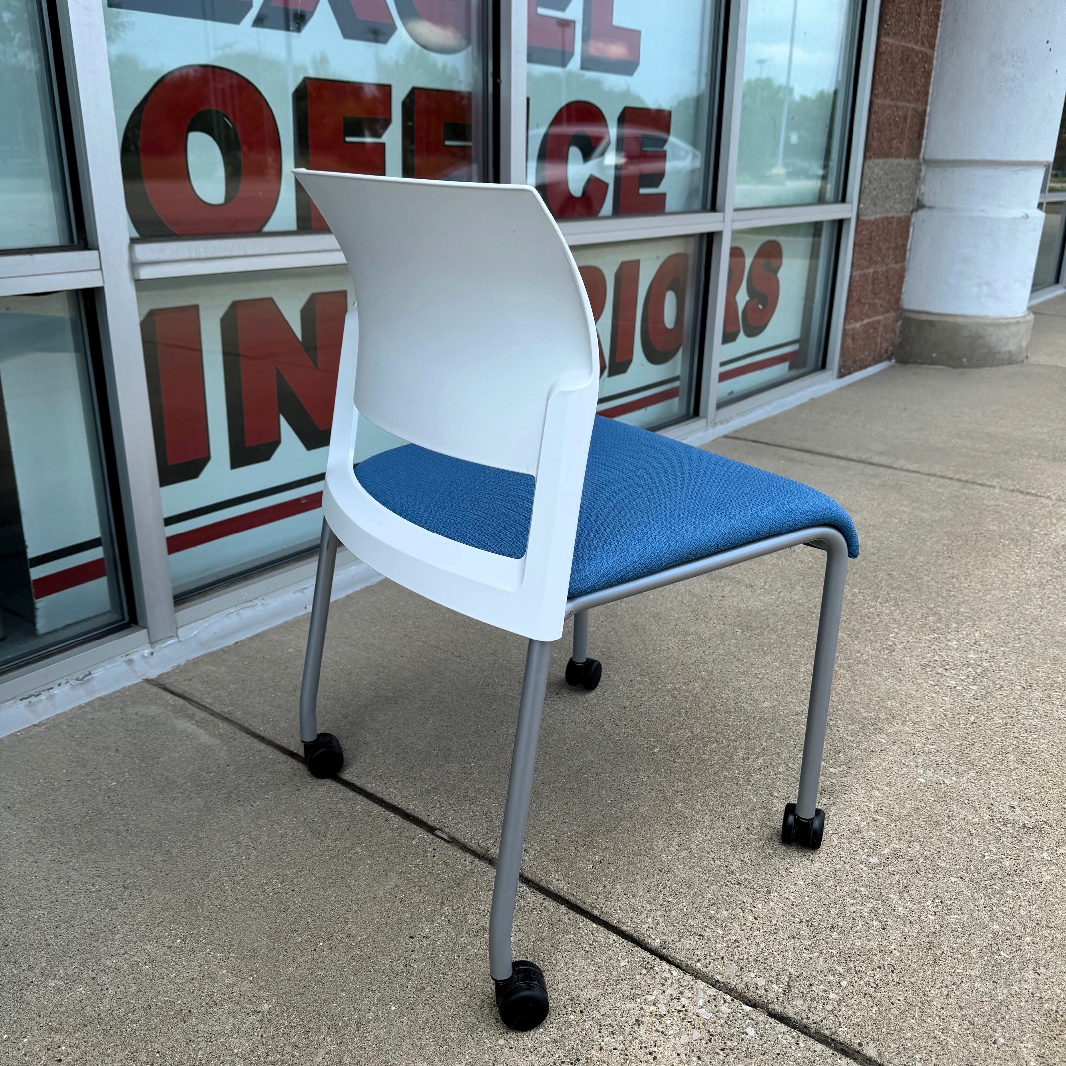 Used Sky Blue Steelcase Move Series Collaborative Chair - Image 5