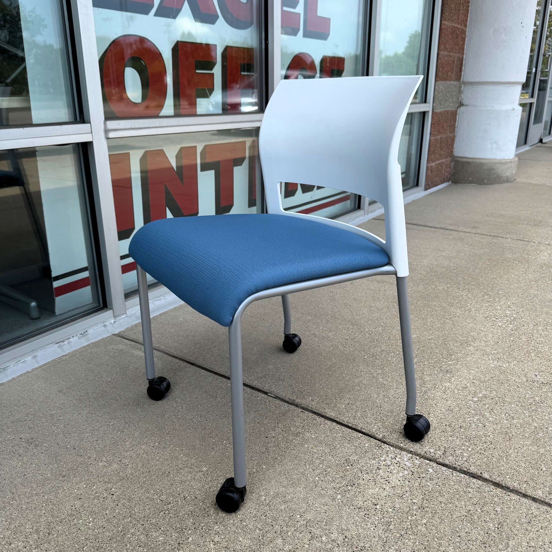 Used Sky Blue Steelcase Move Series Collaborative Chair - Image 9